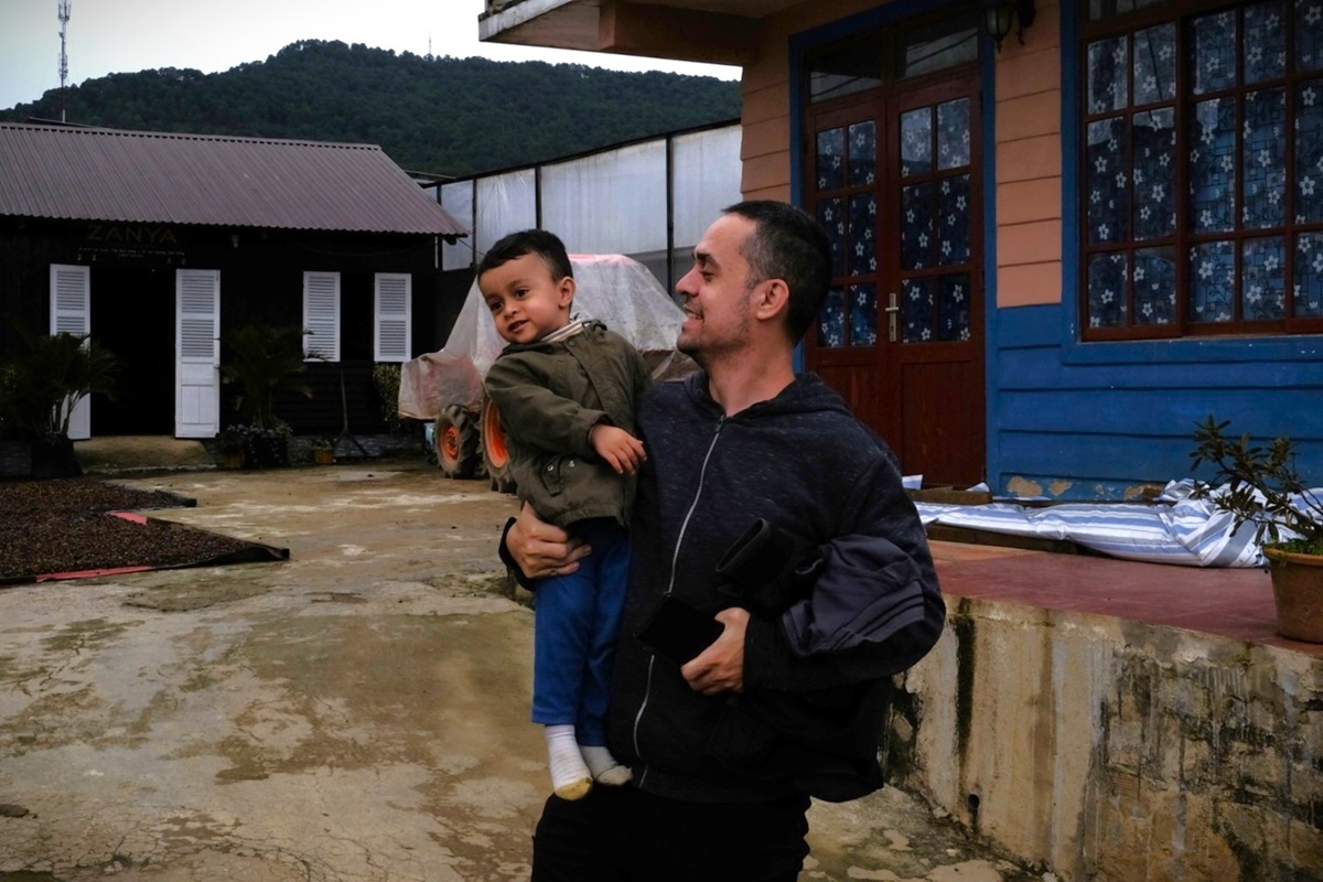 01 Marián ve Vietnamu před domem